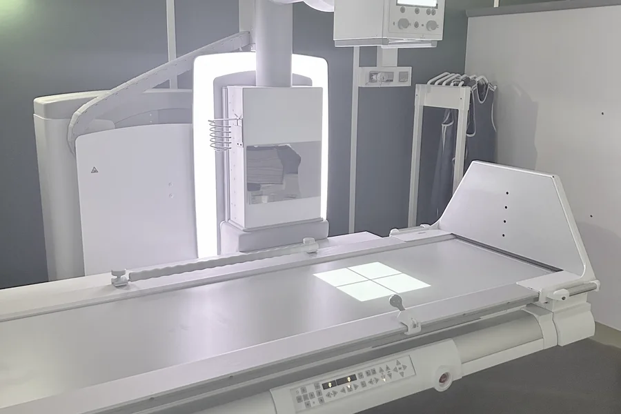 Salle d’imagerie médicale épurée avec scanner moderne