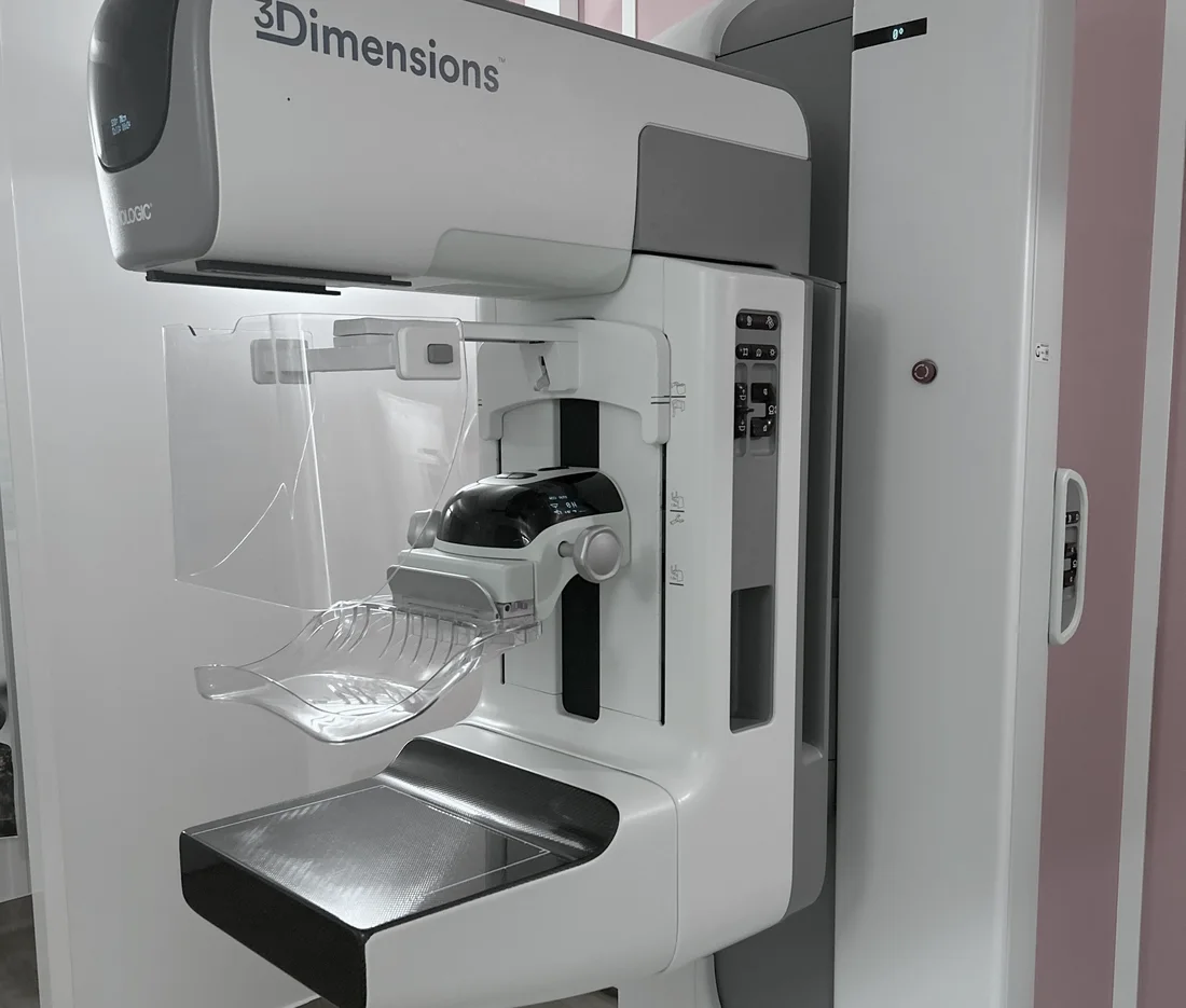 Console de commande d’imagerie médicale, écrans en arrière-plan